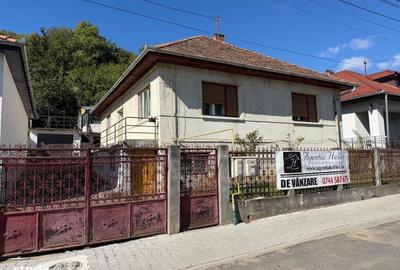 Casă cu 4 camere decomandat în Central