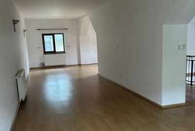 Casă individuală cu 5 camere cu Teren 250 Mp în Tei