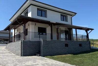 Casă individuală cu 4 camere cu Canalizare în Chinteni
