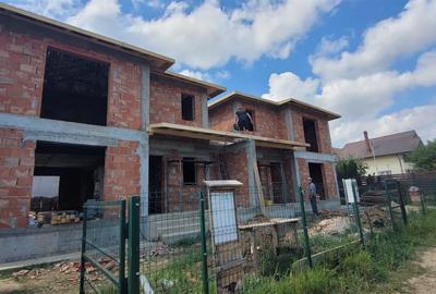 Casă cu 4 camere cu Teren 535 Mp în Valea Adâncă
