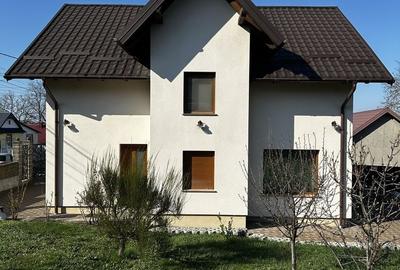 Casă cu 4 camere în Ipotești