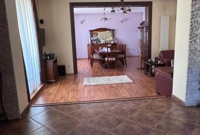 Casă cu 6 camere cu Teren 585 Mp în Bordei