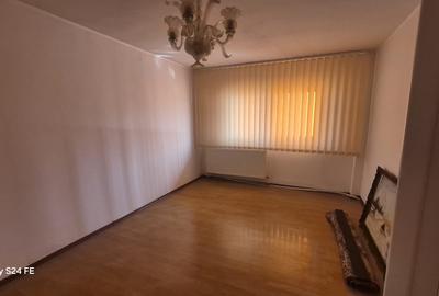 Apartament cu 3 camere decomandat în 1 Mai - 5