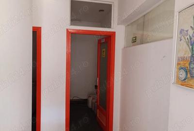 Casă cu 10 camere cu Teren 379 Mp în Central