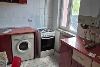 Apartament cu 3 camere semidecomandat în Dărmănești