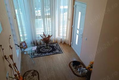 Casă cu 5 camere cu Teren 343 Mp în Poiana