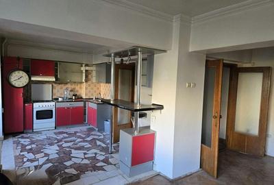 Apartament cu 3 camere decomandat în Călărași