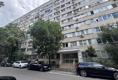 Apartament cu 3 camere semidecomandat în Uverturii