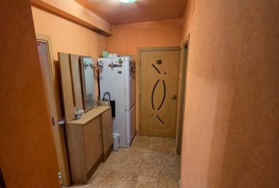 Apartament cu 3 camere semidecomandat în Giulești