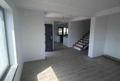 Casă cu 4 camere cu Teren 500 Mp în Hemeiuș