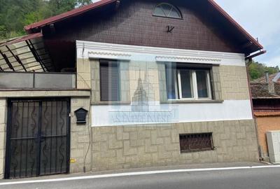 Casă individuală cu 3 camere decomandat cu Canalizare în Schei - 1