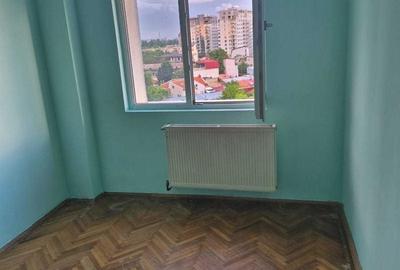 Apartament cu 3 camere semidecomandat în 1 Mai