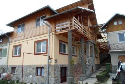 Duplex cu 7 camere cu Canalizare în Central - 1