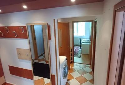 Apartament cu 3 camere decomandat în Tei