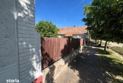 Casă cu 2 camere cu Teren 1178 Mp în Central