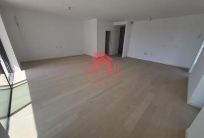 Apartament cu 4 camere decomandat în Băneasa