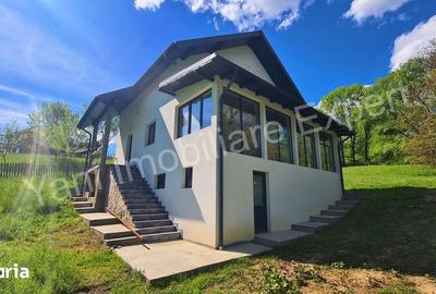 Casă cu 4 camere cu Teren 2435 Mp în Arefu - 1