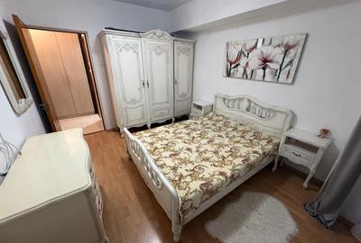 Apartament cu 3 camere decomandat în Victoriei