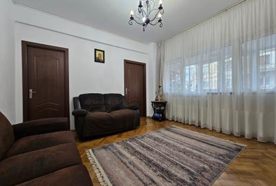 Apartament cu 3 camere semidecomandat, mobilat în Armeneasca