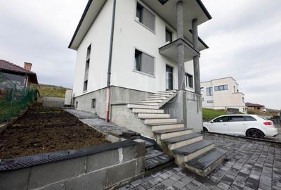 Casă individuală cu 4 camere cu Garaj în Chinteni