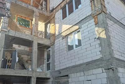 Spațiu comercial, de 840 mp, în Petros