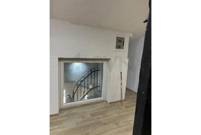 Casă individuală cu 7 camere cu Canalizare în Capitale - 5