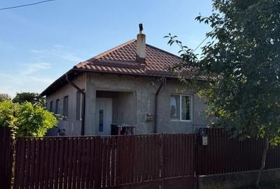 Casă cu 2 camere decomandat în Cocorăștii Grind