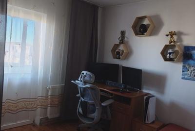 Apartament cu 3 camere decomandat în Astra
