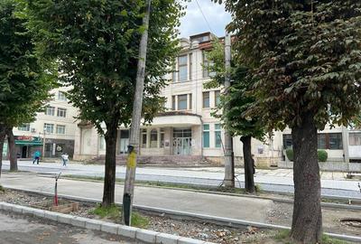 Spațiu comercial, de 1,400 mp, în Central - 4