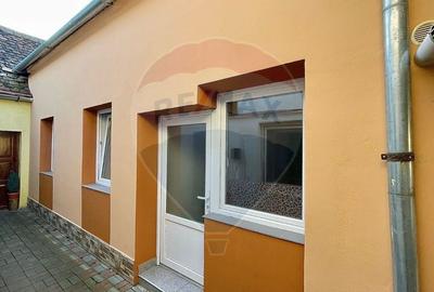 Apartament cu 4 camere semidecomandat, mobilat în Central