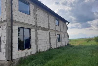 Casă cu 4 camere în Corlătești - 1