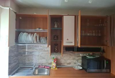 Apartament cu 3 camere semidecomandat în Podul de Piatră