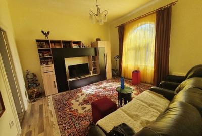 Casă cu 3 camere cu Teren 300 Mp în Central