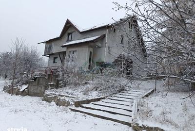 Casă cu 4 camere cu Teren 4863 Mp în Coșna - 1