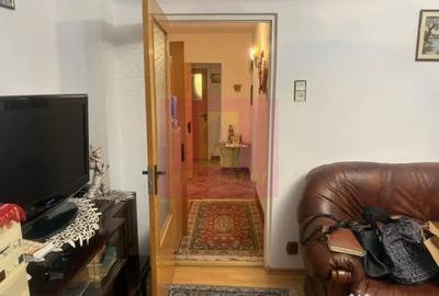 Apartament cu 3 camere decomandat în Drumul Sării