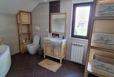 Casă cu 5 camere cu Teren 2000 Mp în Central