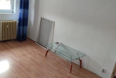 Apartament cu 3 camere semidecomandat în Giulești