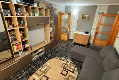 Apartament cu 3 camere semidecomandat în Narcisa