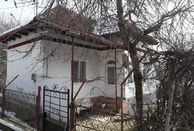 Casă cu 3 camere în Cârstănești