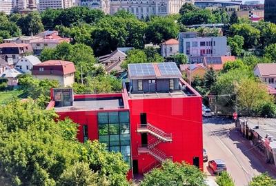 Apartament cu 3 camere semidecomandat, mobilat în Central