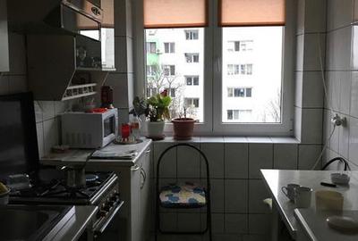 Apartament cu 3 camere semidecomandat, mobilat în 1 Mai