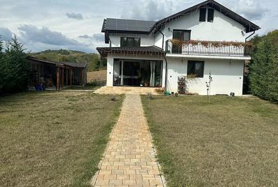 Casă cu Teren 1000 Mp în Central