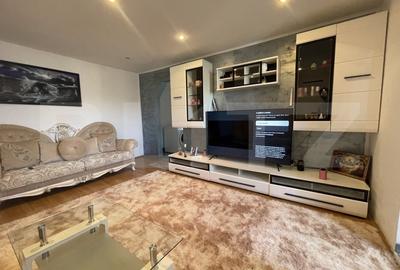 Apartament cu 2 camere semidecomandat, mobilat în Est