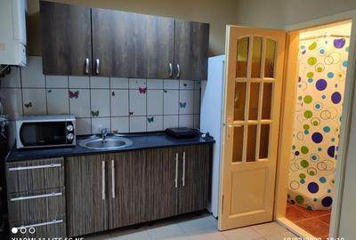 Garsonieră decomandată în Intim