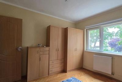 Apartament cu 3 camere decomandat în Lipovei