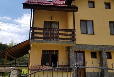 Casă cu 4 camere în Central
