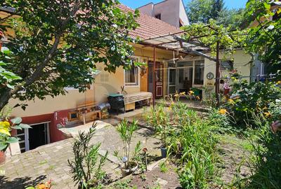 Casă individuală cu 5 camere cu Canalizare în Schei