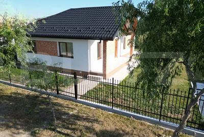 Casă cu 3 camere cu Teren 490 Mp în Central - 1