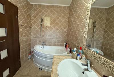 Casă cu 5 camere cu Teren 1000 Mp în Titan