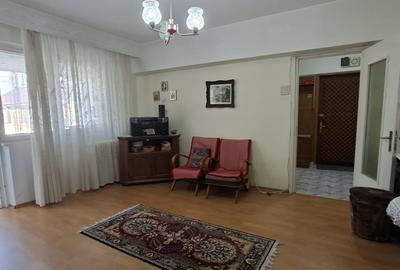 Apartament cu 3 camere semidecomandat în Mioriței